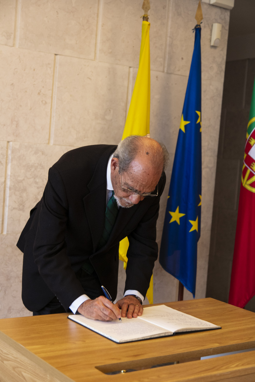 Assinatura do auto de posse - Presidente da Mesa da AG cessante