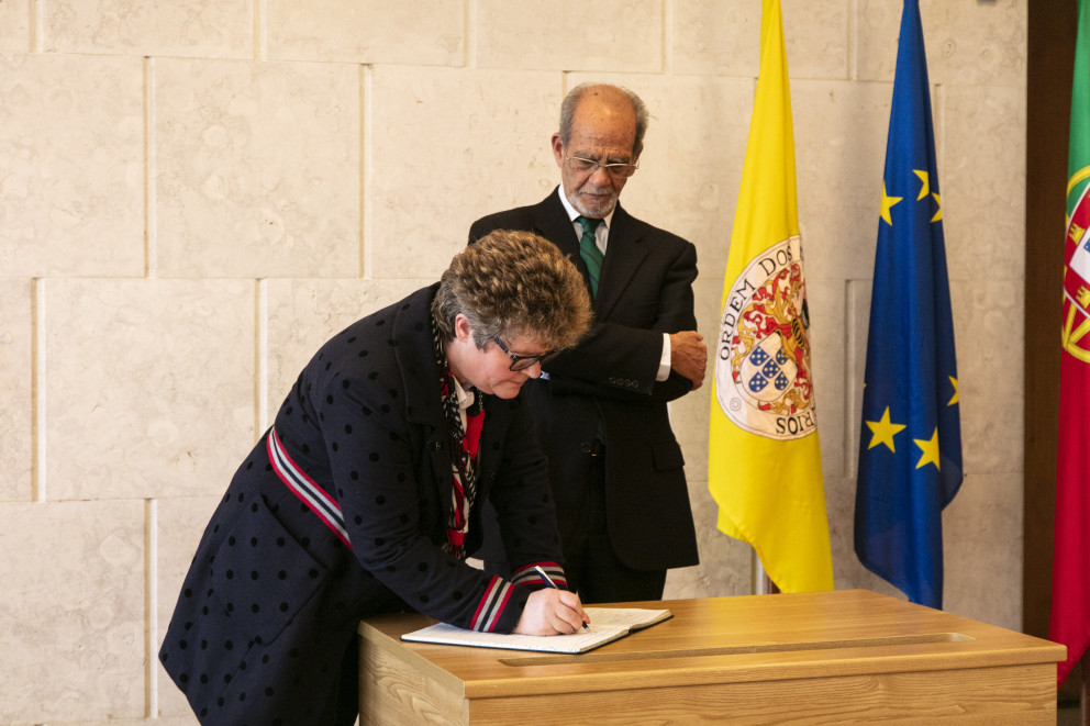 Assinatura do auto de posse - Membro da AG, Maria Aurora Sousa