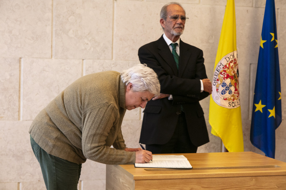 Assinatura do auto de posse - Membro da AG, Esmeralda Almeida