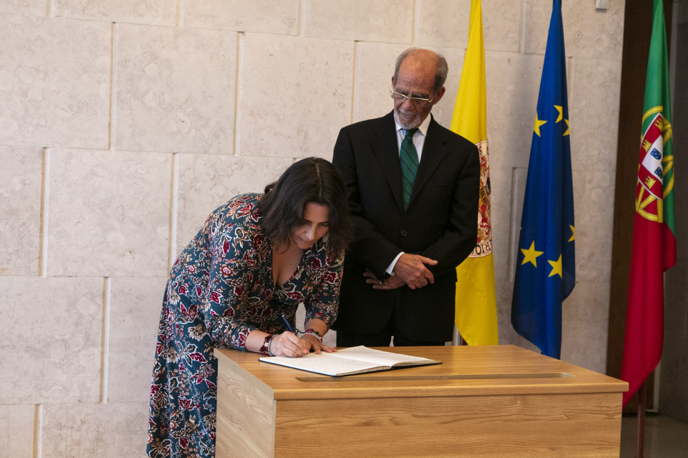 Assinatura do auto de posse - Membro da AG, Sara Jardim