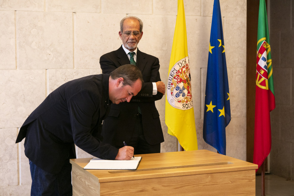 Assinatura do auto de posse - Presidente da AR Centro, Fernando Esteves